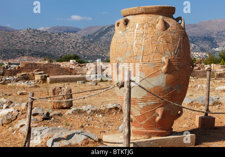 Riesige pithos (Storage jar). Minoischer Palast von Malia, Kreta, Griechenland. Stockfoto