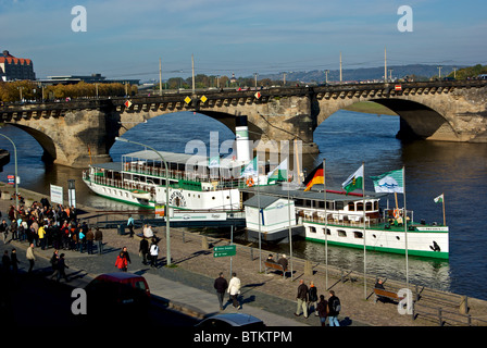 Passagiere, die Schlange, um Board Fluss Boot für malerische Kreuzfahrt-Tour entlang der Elbe River Dresden Stockfoto