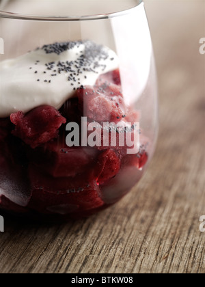 Himbeer-Sorbet serviert mit frischer Sahne und Mohn-Samen Stockfoto