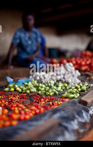 Frau verkaufen malawische Chilischoten (Peri Peri) Stockfoto