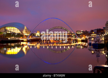 Reflexionen von der Millennium Bridge, Tyne Brücke über den Fluss Tyne, Newcastle, England Stockfoto