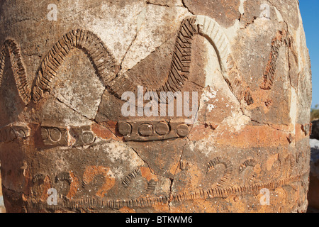 Fragment eines riesigen pithos (Vorratsdose) mit einem dekorativen Ornament. Minoischer Palast von Malia, Kreta, Griechenland. Stockfoto