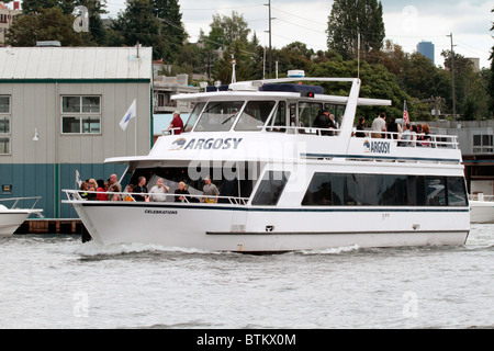 Argosy Charter Kreuzfahrt in Lake Union reisen nach Lake Washington über den Ship Canal in Seattle. Passagiere auf dem Außendeck. Stockfoto