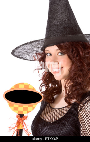 Porträt von Latina Teenager Mädchen in schwarzen Halloween Hut und Netzstrümpfe Kleid mit leeren schwarzen Schild Stockfoto