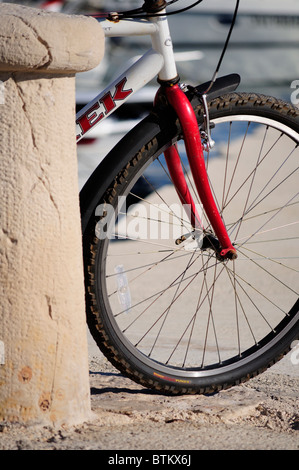 Detail des Fahrrads stützte sich auf steinerne Poller, Insel Silba, Kroatien Stockfoto