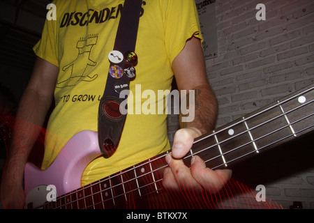 Der Bassist von The Pints, eine australische Punk-Band Auftritt in Bangkok, Thailand Stockfoto