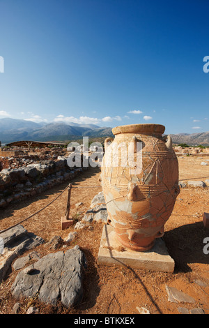 Riesige pithos (Storage jar). Minoischer Palast von Malia, Kreta, Griechenland. Stockfoto