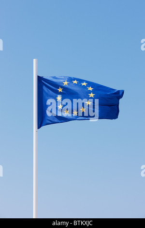 EU-Flagge winkt im Wind vor klarem blauem Himmel. Stockfoto