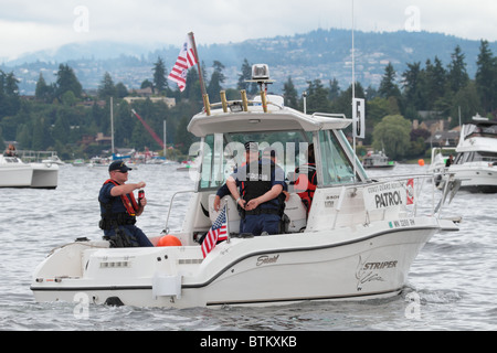 Coast Guard zusätzliche Besatzung die Sicherheit bei der Seafair Airshow am Lake Washington. Scheint voll Besatzung in Auftrag gegeben haben Stockfoto