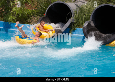 Wasserrutschen für Jungen im Acqua Plus Wasserpark. Kreta, Griechenland. Stockfoto