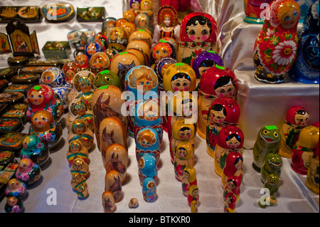 Paris, Frankreich, Weihnachtseinkäufe, Russische Puppen auf dem traditionellen Weihnachtsmarkt, Saint Germain des Prés, Ausstellung, Stände, WEIHNACHTEN IN PARIS Stockfoto