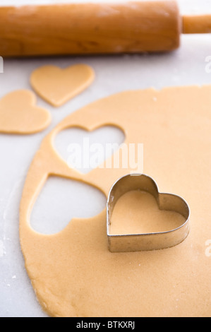 Herz Ausstecher auf gerollten Teig. Stockfoto