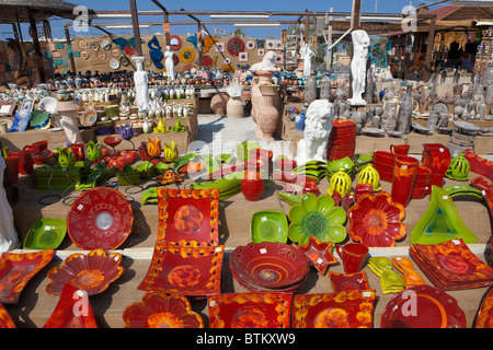 Bunte Töpferwaren zum Verkauf auf einen Markt angezeigt. Insel Kreta, Griechenland. Stockfoto