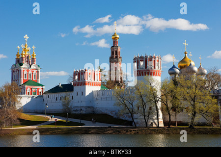 Ansicht des Neujungfrauenklosters und seine äußeren Wand auf den nahe gelegenen See. Moskau, Russland. Stockfoto