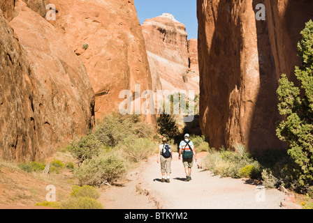 Besucher wandern auf dem Devils Garden Trail im Arches National Park. Stockfoto