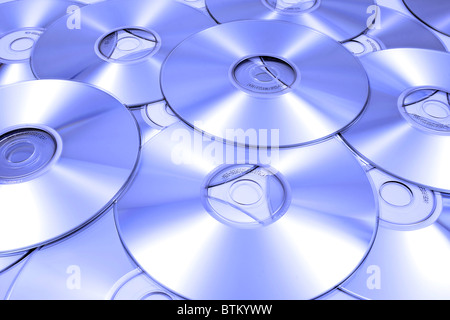 Mehrere CDs zufällig verstreut mit Blaustich. Querformat. Stockfoto