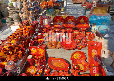 Farbenfrohe Auswahl an verschiedenen handgefertigten Keramikartikeln, die auf einem Markt im Freien zum Verkauf angeboten werden. Kreta, Griechenland. Stockfoto