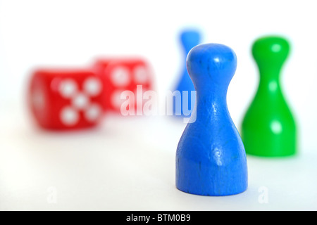 Einige Figuren und Würfel. Alle isoliert auf weißem Hintergrund. Stockfoto