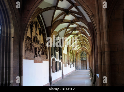 Basel / Basel, Schweiz. Basler Münster (Kathedrale) Kreuzgang / Kloster Stockfoto