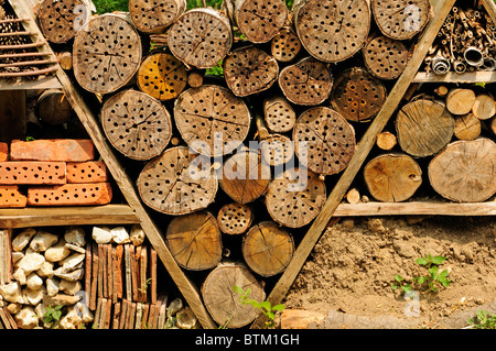 Bug-Hotel - künstliche Heim für Insekten und andere Wirbellose zur Verfügung gestellt. Kent, England Stockfoto