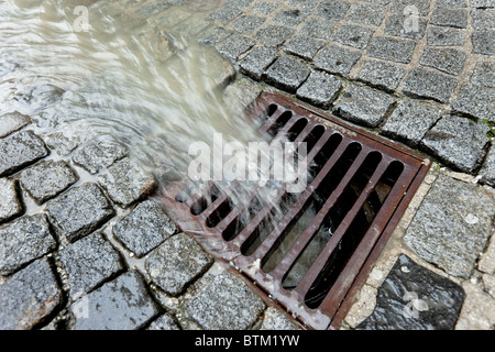 Deckel Metall Kanalisation für Regenwasser Stockfoto