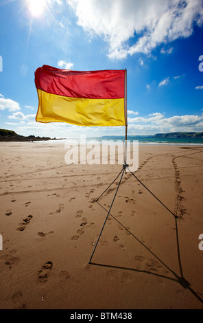 Rote und gelbe Flagge-Bereich von Rettungsschwimmern bewacht. Der Strand von Bigbury am Meer, South Devon. Stockfoto