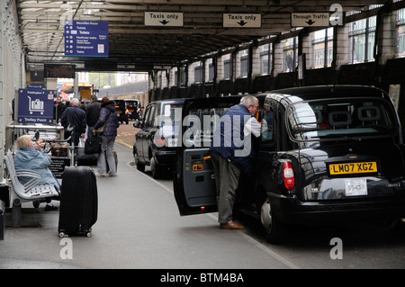 Schwarzes Taxi Drop off Punkt Paddington Station West London England UK Stockfoto