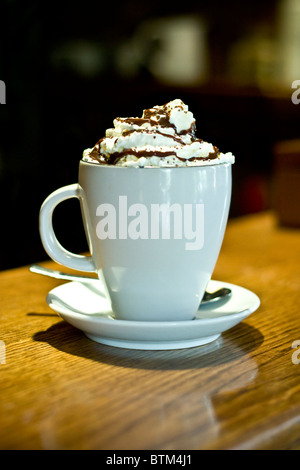Tasse Kaffee mit Schlagsahne und Schokolade Stockfoto