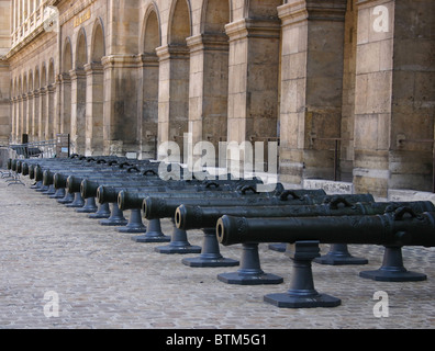 Kanonen auf dem Burggelände in Les Invalides - Paris - Frankreich Stockfoto