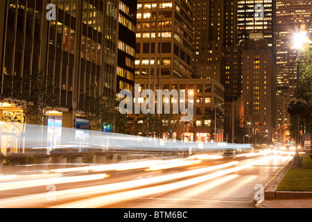 Park Avenue in New York City bei Nacht. Lichtspuren der vorbeifahrenden Autos durchquert das Bild. Stockfoto