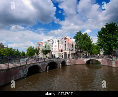 Keizersgracht Kanal und alte Brücken in den Niederlanden Amsterdam Stockfoto