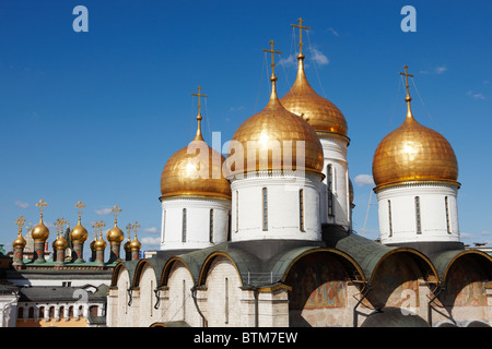 Goldene Kuppeln der Uspensky Sobor (die Uspenski-Kathedrale oder Dom Mariä Himmelfahrt). Kreml, Moskau, Russland. Stockfoto