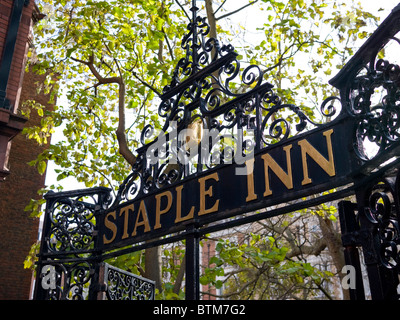 Tor zum Grundnahrungsmittel Inn High Holborn in London, England Stockfoto