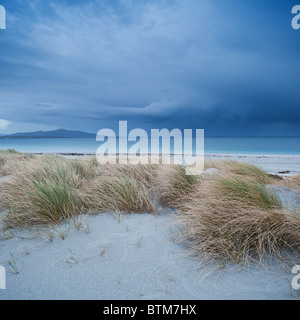 Dünengras weht im Wind an stürmischen Tag mit Blick auf Sound von Harris, Berneray, äußeren Hebriden, Schottland Stockfoto