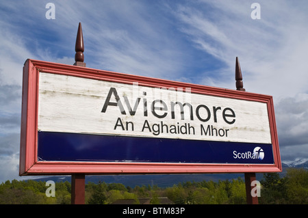 dh Aviemores Bahnhof AVIEMORE INVERNESSSHIRE Bahnsteig Bahnschild gälisch Wegweiser schottland zwei Sprachen zweisprachig Stockfoto