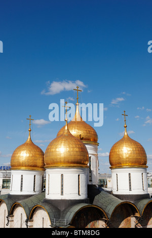 Goldene Kuppeln der Uspensky Sobor (die Uspenski-Kathedrale oder Dom Mariä Himmelfahrt). Kreml, Moskau, Russland. Stockfoto