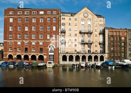 dh Floating Harbour Stadt BRISTOL alte Lagerhäuser Waterfront moderne Wohnung Wohnhäuser Stockfoto