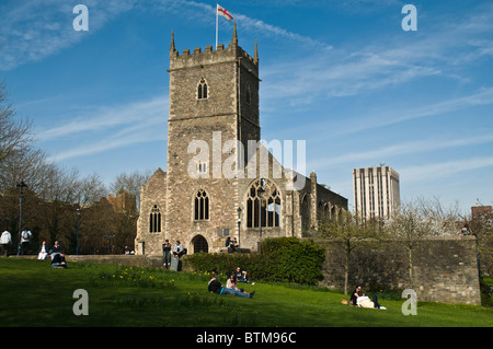 dh Castle Grüne STADT BRISTOL Menschen entspannen im Park und St Peters Church Bristol Castle Park öffentlicher Raum großbritannien Stockfoto