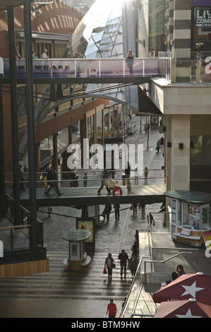 dh Cabot Circus Stadt BRISTOL Shopper Gehwege Cabot Circus Shopping Centre uk Innenraum mall england Stockfoto