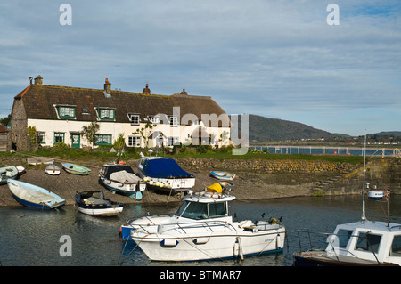 dh PORLOCK WEIR SOMERSET strohgedeckten Hütten Boote im Hafen von Porlock Weir Stockfoto