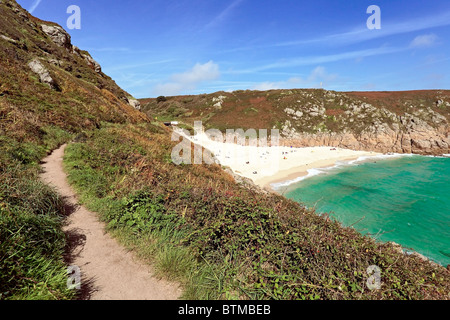 Blick vom Minack Theatre Klippe hin Porthcurno Strand von Süd-West Coast Path, Cornwall Stockfoto