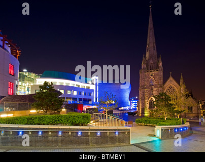 Die Kirche St. Martin in der Stierkampfarena und Selfridges Abteilung Speicher bei Nacht, der Stierkampfarena, Birmingham City Centre, England, UK Stockfoto