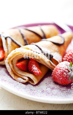 Crepes mit Erdbeeren und Schokolade Stockfoto