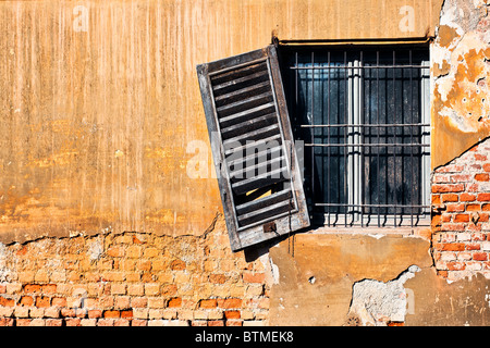 Close-up shuttered Fenster auf einem verfallenen Gebäude Stockfoto