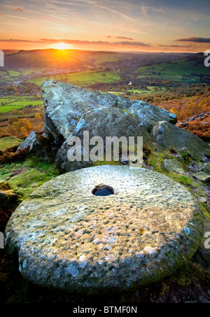 Verlassenen Mühlstein bei Sonnenuntergang am Curbar Rand, Peak District National Park, Derbyshire, England, UK Stockfoto