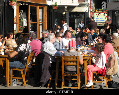 ISTANBUL, TÜRKEI. Kunden beim Mittagessen in einem Restaurant in der Galata Viertel Beyoglu. 2010. Stockfoto