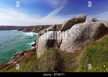 Blick Richtung Porthcurno Strand und Minack Theatre von Logan Rock, in der Nähe von Lands End, Cornwall Stockfoto