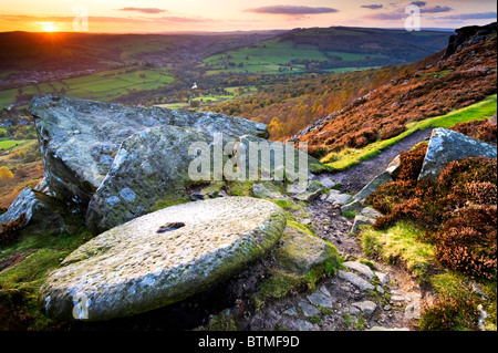 Verlassenen Mühlstein bei Sonnenuntergang am Curbar Rand, Peak District National Park, Derbyshire, England, UK Stockfoto