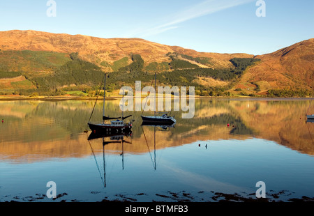 Loch Leven im Süden Ballachulish in der Nähe von Glen Coe, Argyll, Schottland. Perfekte Reflexionen in den frühen Morgenstunden gestochen scharfe klare Licht. Stockfoto