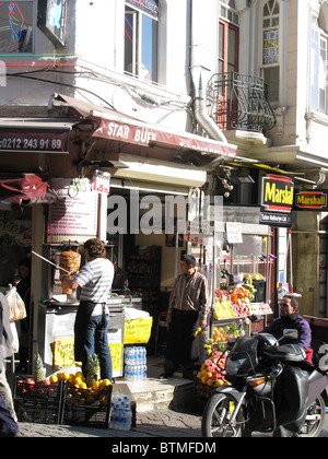 ISTANBUL, TÜRKEI. Eine Straßenszene mit "Bufe" (gekochte Lebensmittel und Speisen zum mitnehmen) in der Galata Viertel Beyoglu. 2010. Stockfoto